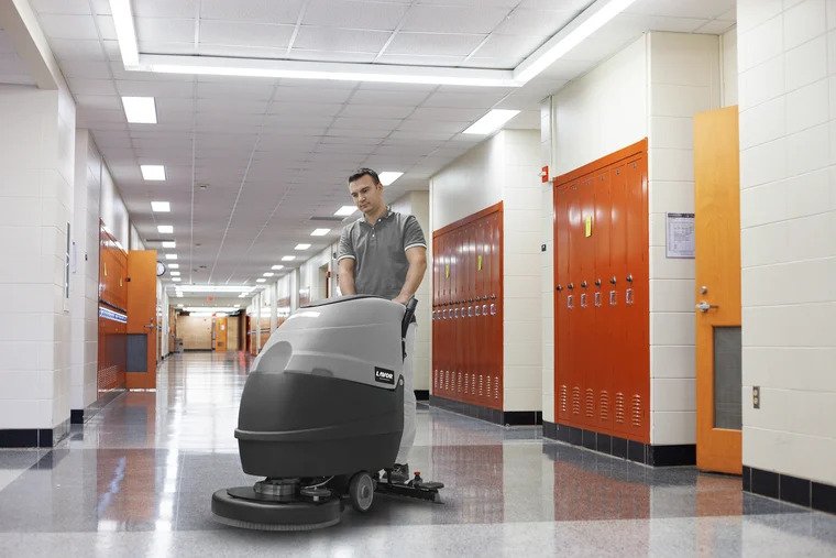 نظافت کف مدارس با اسکرابر خشک کن